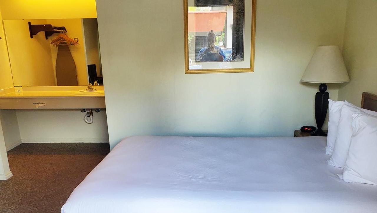 Magnuson Hotel Ely Extérieur photo