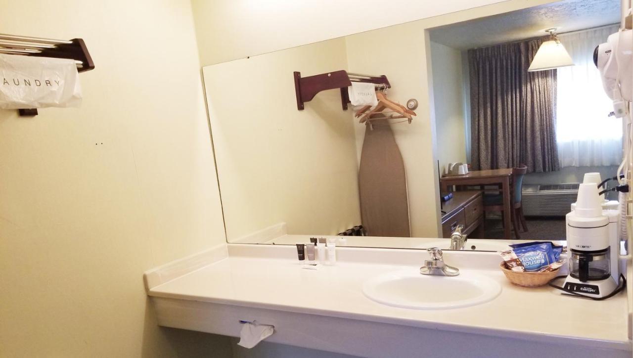 Magnuson Hotel Ely Extérieur photo