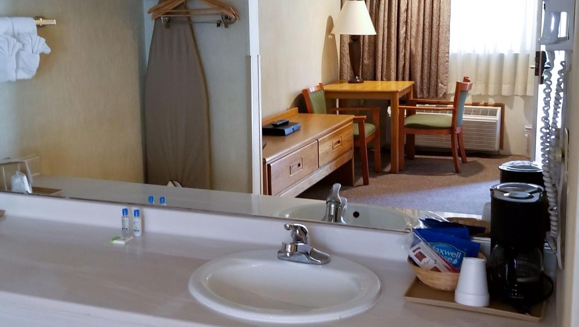 Magnuson Hotel Ely Extérieur photo